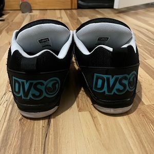 DVS Comanche skate shoes (size 10)